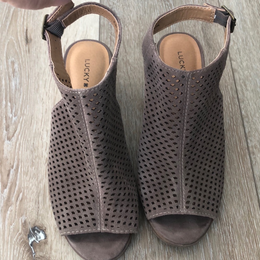 Lucky Brand open toe sandal, taupe color, size 8.5.